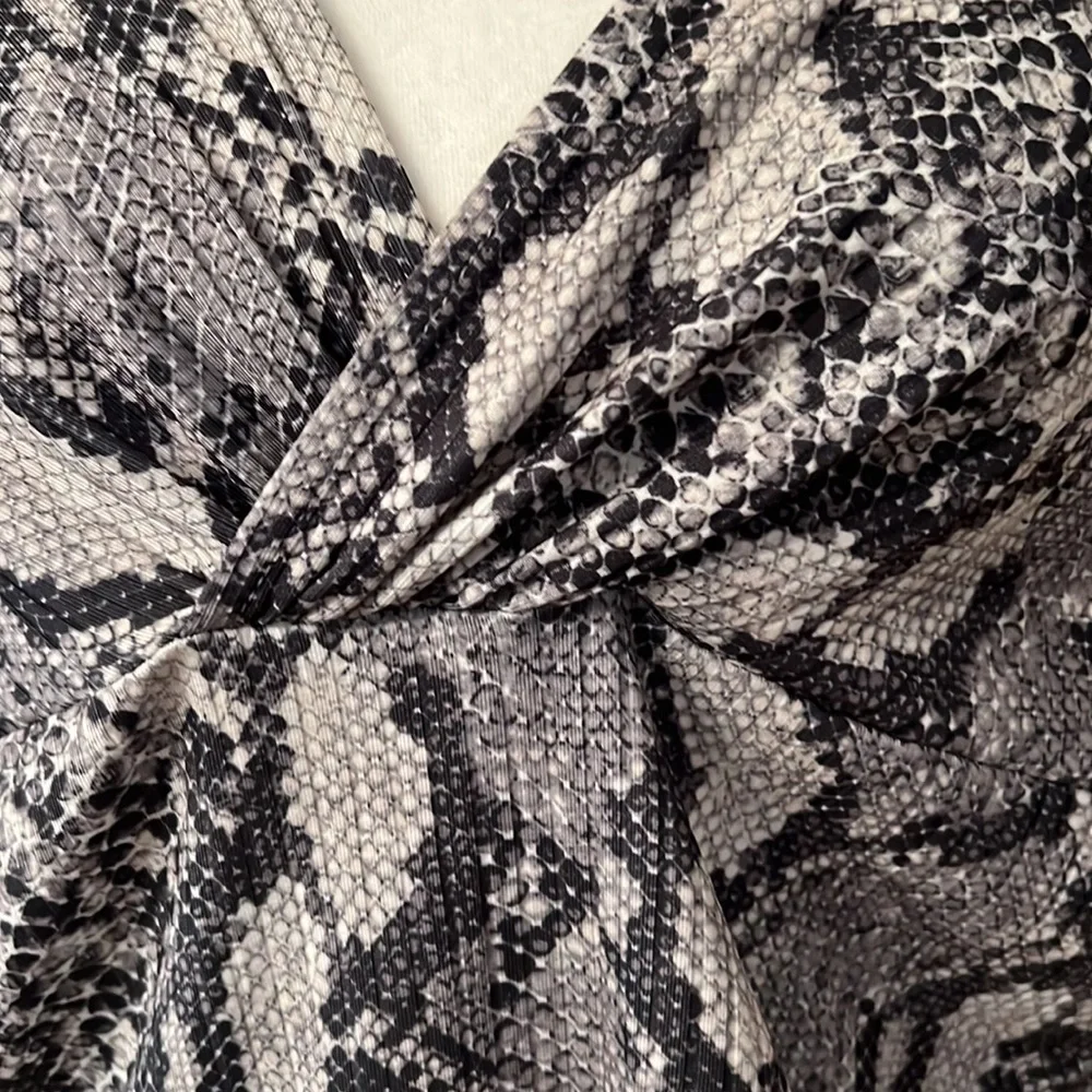 Snake pattern bodysuit - Picture 2 of 4